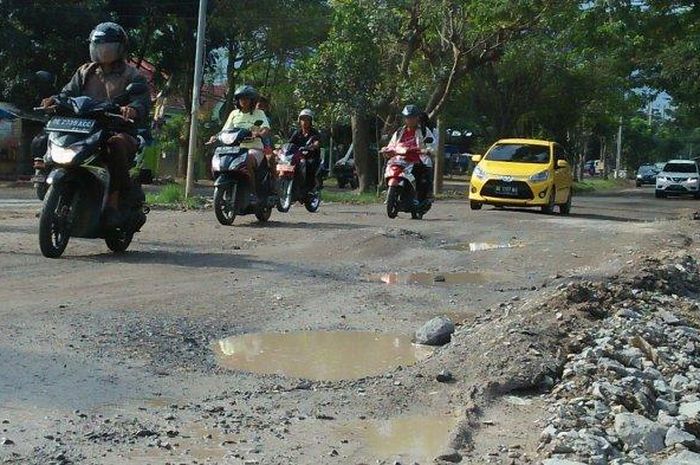 Jalur Ryacudu, Korpri, Lampung kondisinya rusak parah.