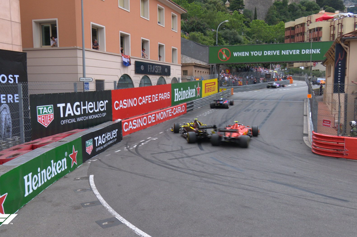 Charles Leclerc melintir usai menabrak dinding saat mencoba menyalip Nico Hulkenberg di tikungan ke-17 Monako 2019