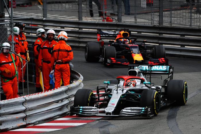 Lewis Hamilton terus diburu oleh Max Verstappen sepanjang 48 lap