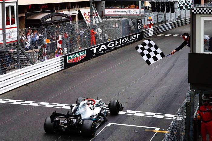Lewis Hamilton berhasil menang F1 Monako meski ditempel ketat oleh Verstappen