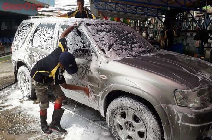 Mau Cuci Mobil Sendiri Sekinclong Tukang Cuci Profesional Simak Triknya Nih