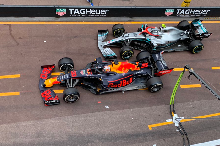 Max Verstappen bersenggolan dengan Valtteri Bottas di pit stop F1 Monako 2019