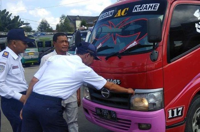 Menjelang musim mudik lebaran, Dishub Sumatera Utara menggelar pemeriksaan kendaraan di Terminal Kabanjahe, Minggu (26/5/2019).  