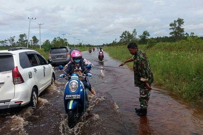 Salah satu Jalan terendam banjir di Desa Bukitrawi, Kalteng arah Palangkaraya- Buntok