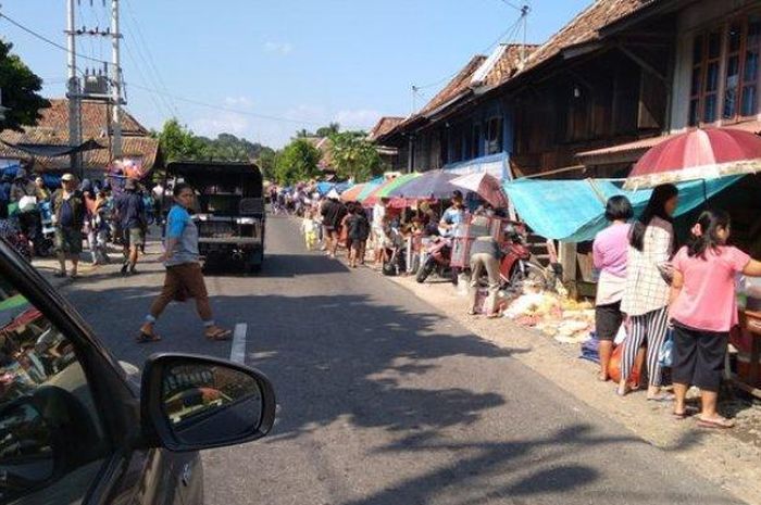 Pasar tumpah menjadi salah satu penyebab kemacetan ketika arus mudik.
