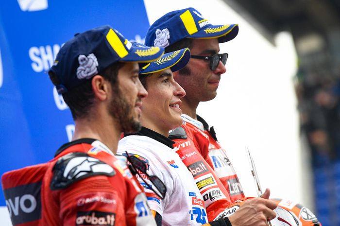 Dari kiri ke kanan, Andrea Dovizioso, Marc Marquez, dan Danilo Petrucci, berpose di podium MotoGP Prancis di Sirkuit Le Mans.