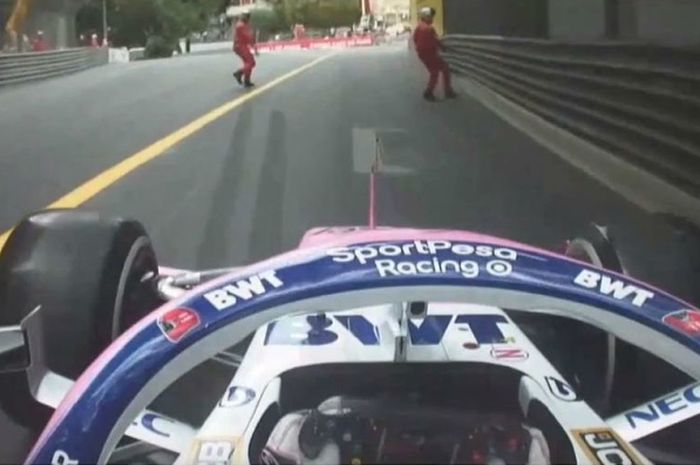 Terlihat ada dua marshall lintasan tetapt di depan Sergio Perez setelah keluar pit F1 Monako (26/5)