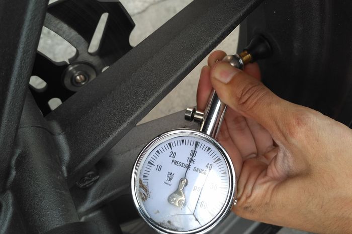 Ilustrasi alat pengukur tekanan angin ban motor