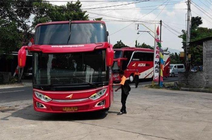 ILUSTRASI - Seorang kondektur saat memberi aba-aba di pangkalan bus Agra Mas Wonogiri, Senin (27/5/2019)