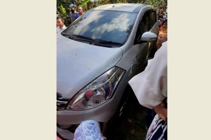 Mobil Ertiga yang dikembalikan pencuri kepada pemiliknya di Mojo, Cluwak, Kabupaten Pati, Jawa Tengah, Senin (27/5/2019) pagi. 