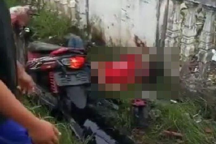 Kedua korban pengendara Motor Yamaha Mio tergeletak di dekat drainase usai ditabrak angkot Tanggabuntung Palembang yang sopirnya dalam keadaan pengaruh alkohol.