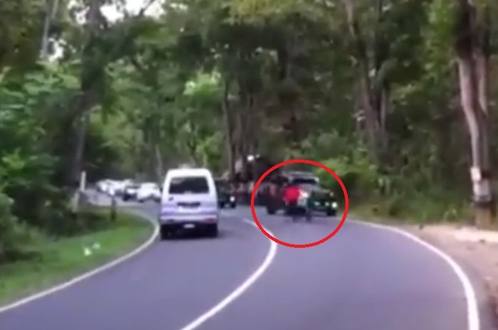 Pemotor makan jalan terlalu ke kanan nyaris dihantam rombongan Rush dan Terios