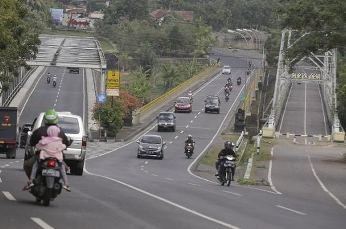 Ilustrasi pengguna jalan melintasi Jembatan Bantar di Jalan Wates, Bantul, DI yogyakarta.