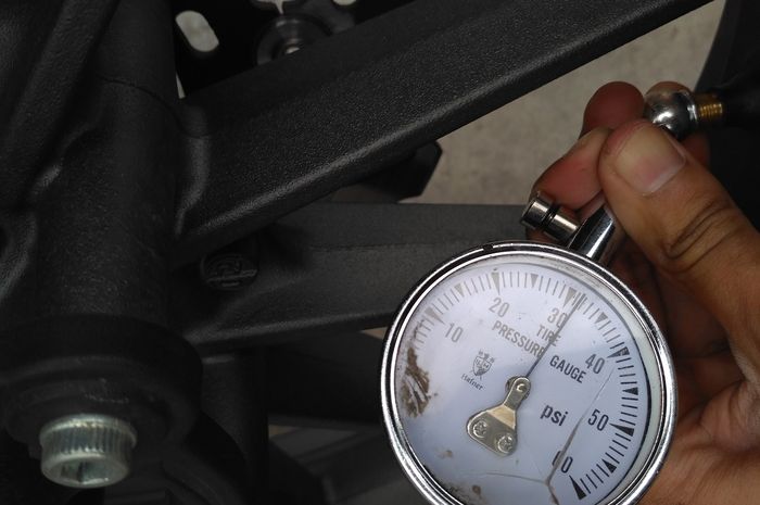 Ilustrasi isi angin ban motor
