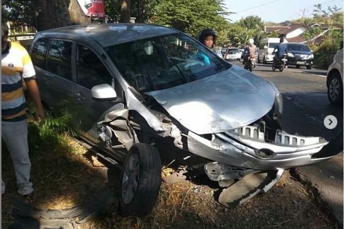 Toyota Avanza hancur, roda menjulur ke luar, terjegal Gran Max lawan arah