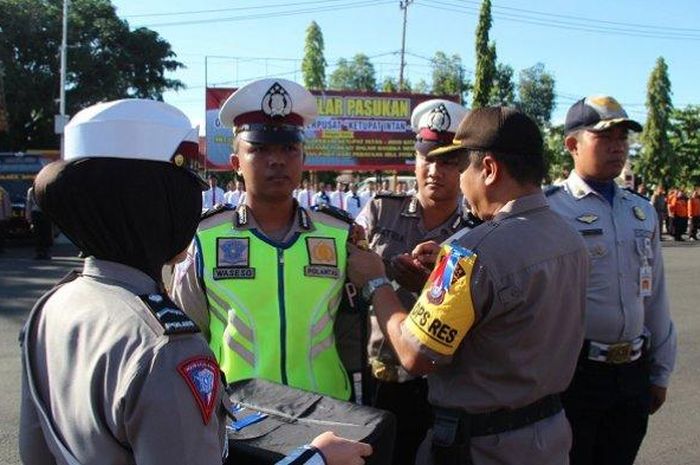 FOTO HUMAS POLRES BATOLA UNTUK BPOSTGROUP Kapolres Barito Kuala (Batola), AKBP Mugi Sekar Jaya, memimpin pelaksanaan Apel Gelar Pasukan Ops Kepolisian Terpusat Ketupat Intan 2019, di halaman Mapolres setempat, Selasa (28/5).&nbsp;