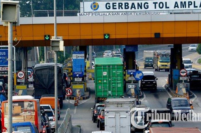 Sejumlah pengendara mengantre masuk di Gerbang Pintu Tol Amplas, Medan, Selasa (28/5/2019). Puncak arus mudik lebaran 2019 diperkirakan antara H-4 atau H-3 lebaran.