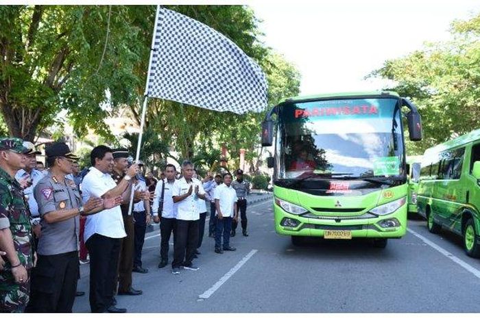 Sekretaris Daerah Provinsi Sulawesi Tengah, Hidayat Lamakarate melepas peserta mudik lebaran gratis, di depan Kantor Gubernur Sulteng, Rabu (29/5/2019).