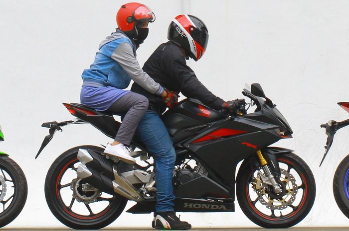 IlustrasiI posisi boncengan yang aman motor sport