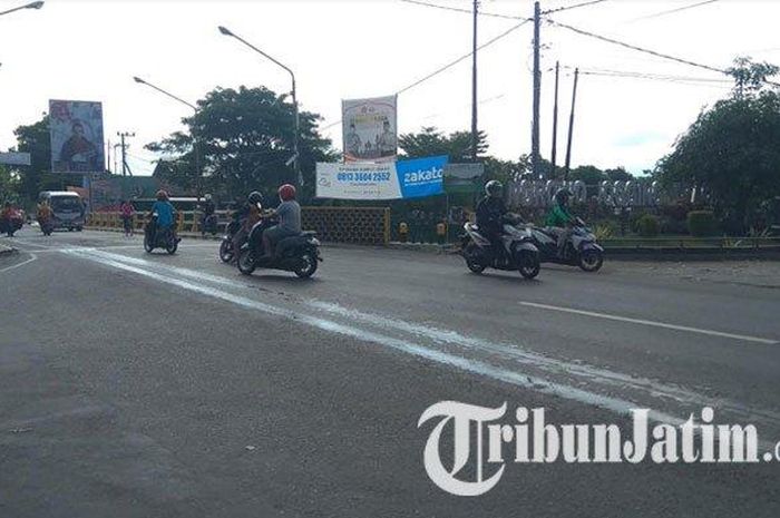 Kondisi lalu lintas di Jembatan Lembu Peteng Tulungagung, Selasa (28/5/2019).  
