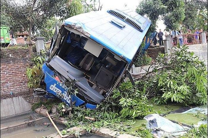 Bus Doa Ibu terjungkal ke dalam kolam ikan, imbas terpental usai hajar pantat bus Budiman