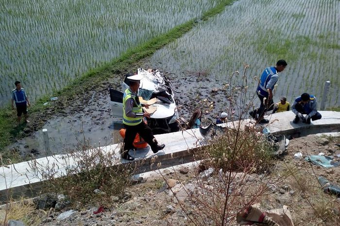 Kondisi Toyota Avanza ringsek setelah terlibat kecelakaan tunggal