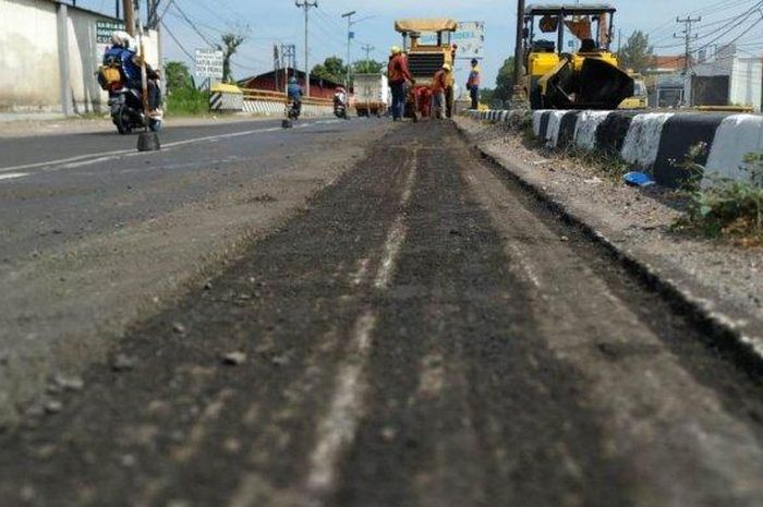 Perbaikan Jalan Pantura Kabupaten Tegal jelang arus Mudik Lebaran 2019, Kamis (23/5/2019). 