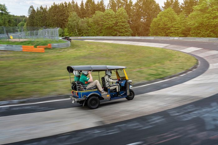 Bjorn dan Peter, serta sang pembalap anonim, membawa Tuk-Tuk mereka ke Nurburgring.