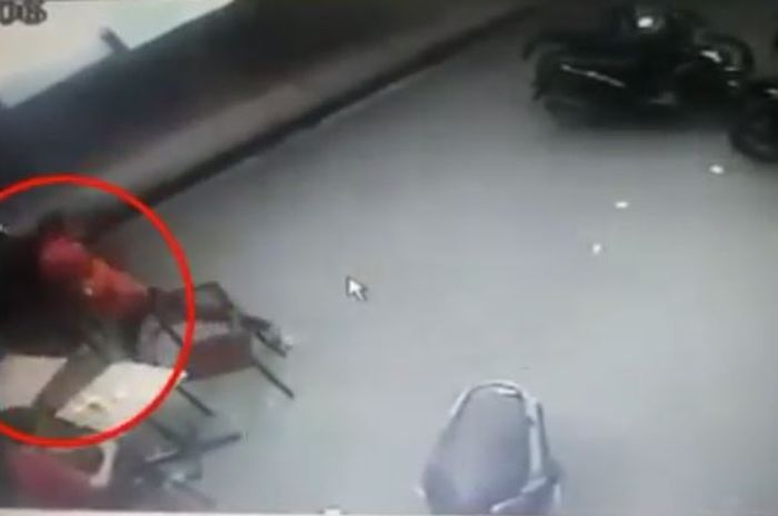 gerombolan identik geng motor obrak-abrik bandung, celurit disabetkan ke warga secara brutal