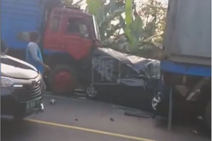 Nissan Grand Livina remuk, diperas dengan rusak diperas truk tronton dan truk trailer di ambarawa, Semarang