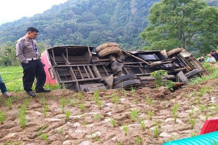 Bus Family yang terguling ke jurang di kelok 28, Agam, Sumatera Barat.