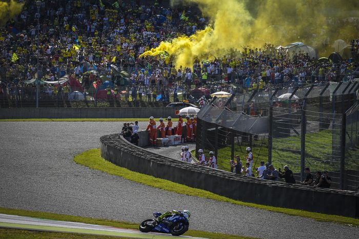 Valentino Rossi dan lautan kuning penggemarnya di MotoGP Italia tahun lalu (2018)