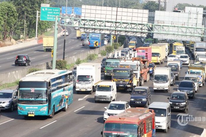 Kepadatan kendaraan di ruas Tol Jakarta-Cikampek (17/6/2017)