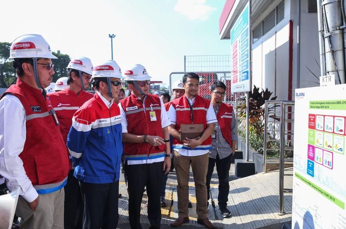 Sejumlah Direksi PT Pertamina (Persero) mengamati grafik prediksi peningkatan kebutuhan BBM selama Ramadan dan Idul Fitri 2019