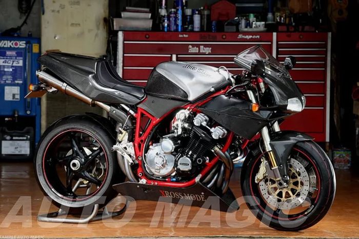 Modifikasi gabungan Ducati 748 dan Honda CBX1000