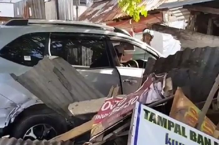 Sebuah mobil seruduk motor dan warung, korbannya malah diajak ke pengadilan