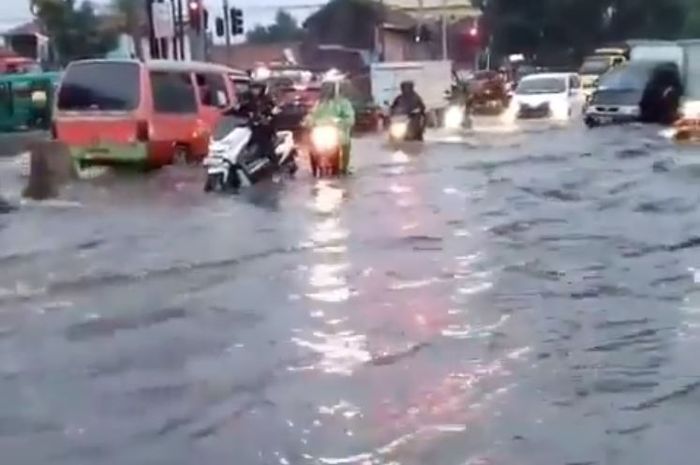 Banjir setinggi setengah roda mobil di perempatan Kopo, bandung, Jabar