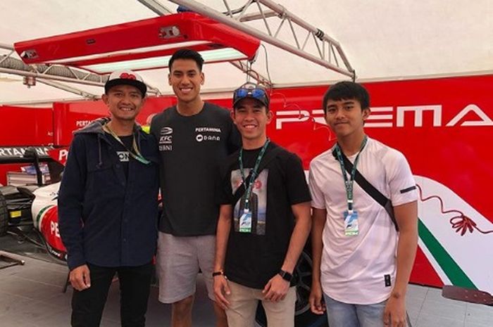 Dimas Ekky, Gerry Salim, dan Mario saat mengunjungi Sean Gelael di F2 Barcelona