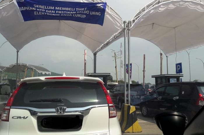 Kendaraan antri di Pelabuhan Merak menuju Sumatera