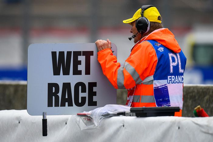 Ketika balap MotoGP dipentas dalam kondisi wet race, ada beberapa part utama di motor yang diganti