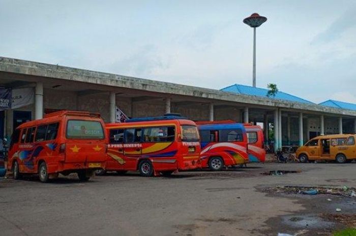 Sejumlah Bus AKDP di Terminal Pinang Baris sedang menunggu penumpang
