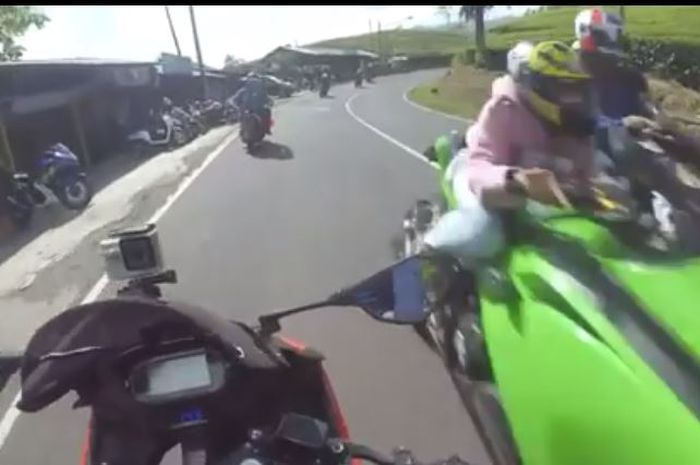 Kawasaki Ninja 250 nyaris menampar Suzuki GSX-R150