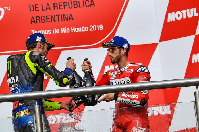 Andrea Dovizioso dan Valentino Rossi merayakan podium di MotoGP Argentina 2019