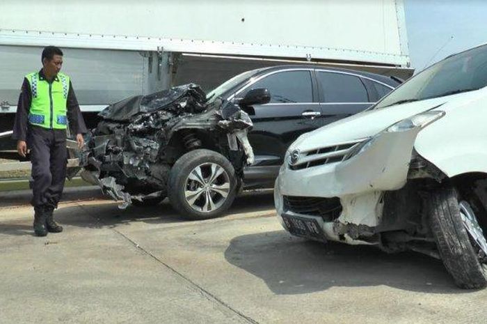 Kondisi mobil Xenia dan CRV setelah mengalami kecelakaan di tol Semarang-Batang.