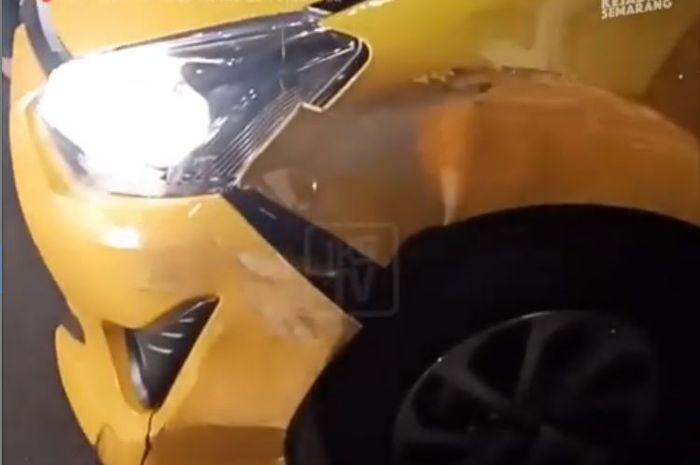 Toyota Agya rusak bumper dan fender usai memanjat pintu Daihatsu Sigra