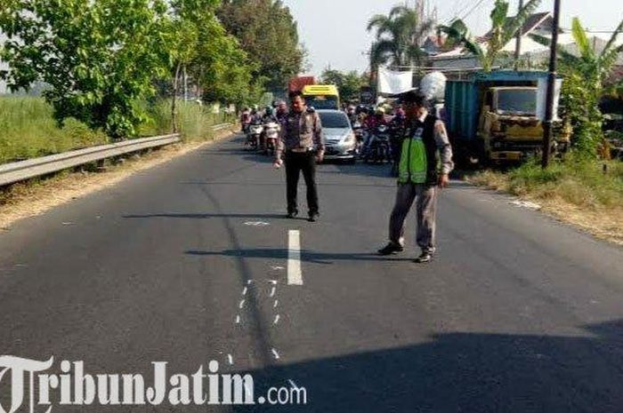 Petugas saat melakukan olah TKP dalam peristiwa kecelakaan maut di Porong, Sidoarjo