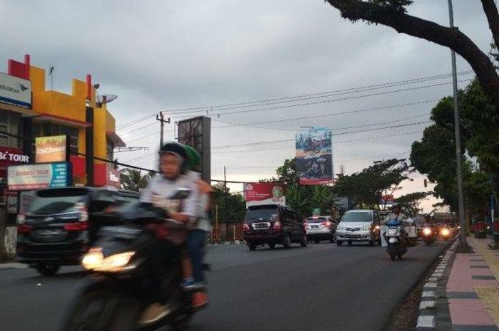 Pengendara sepeda motor melintas di salah satu titik rawan kecelakaan lalu lintas di simpang Trunan, Kota Magelang, Kamis (30/5/2019).