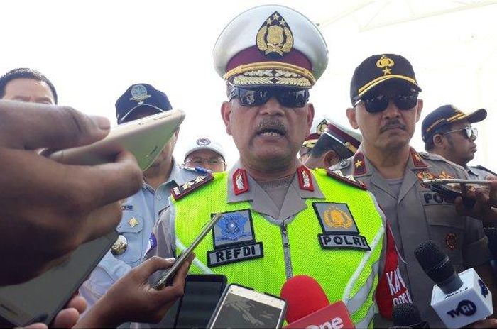 Kakorlantas Polri, Irjen Pol Refdi Andri diwawancarai  saat mengecek sistem one way di GT Cikampek Utama, Karawang, Kamis (30/5/2019). 