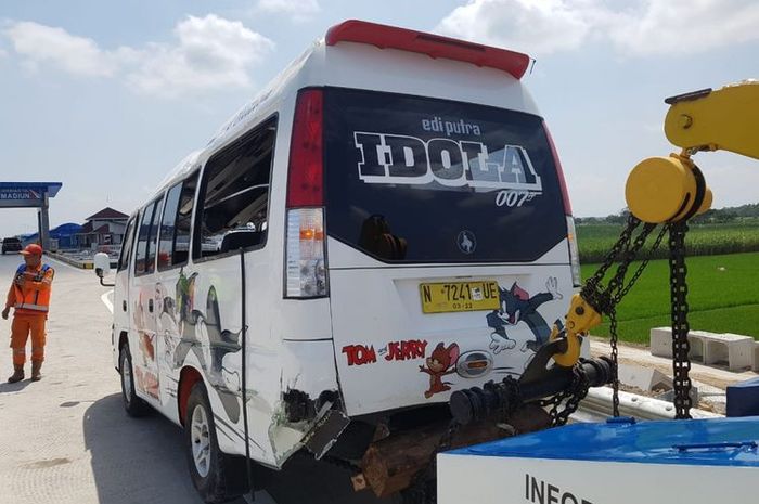 Microbus bernomor polisi N 7241 UE yang terbalik di ruas jalan tol Ngawi KM 604 tepatnya di Desa Glonggong, Kecamatan Balerejo, Kabupaten Madiun, Minggu (15/4/2018).