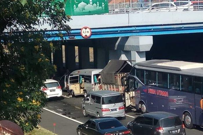 Kecelakaan karambol di Tol Jatingaleh, Semarang, Jawa Tengah libatkan 6 kendaraan